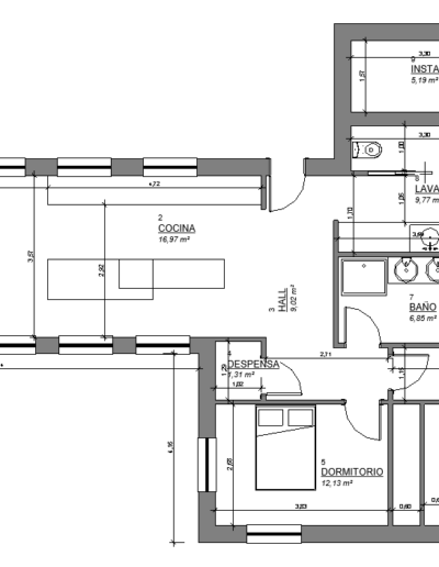 Residencia moderna con grandes ventanas y un jardín natural, integrando arquitectura contemporánea con el entorno