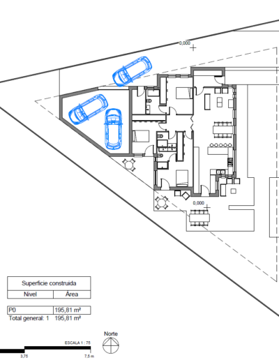 Innovadora vivienda de obra nueva, moderna y minimalista, con grandes ventanas y una piscina en el primer plano, destacando un diseño moderno de planta abierta.